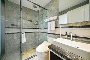 Romantisches Doppelzimmer, Meerblick | Badezimmer | Badewanne und Dusche (separat), kostenlose Toilettenartikel