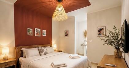 Bohemian Bed&Breakfast house with AC l 2 minutes from airport
