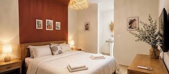 Bohemian Bed&Breakfast house with AC l 2 minutes from airport