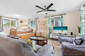 Desk, iron/ironing board, travel cot, WiFi - Historic Hilo Plantation Oasis w/ Tropical Gardens (Hilo)
