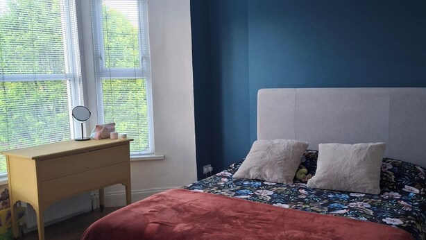 A bedroom with a bed, a desk, and a window. - House Sleeps 6 With Wifi (Belfast)