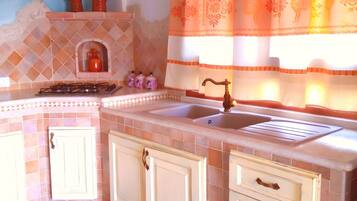 Fridge, oven, stovetop, coffee/tea maker