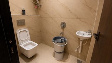 Deluxe Room | Bathroom | Shower, free toiletries, soap, shampoo