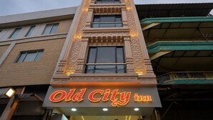 Un edificio con un letrero que dice 'Old City Inn' en la entrada.