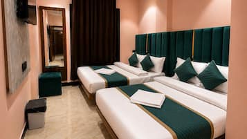 Escritorio, wifi gratis y ropa de cama