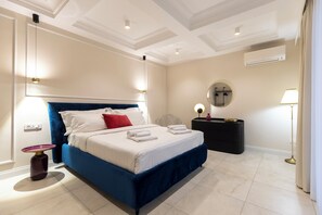 Une chambre d’hôtel équipée d’un lit, d’une table de chevet, d’une lampe et d’un appareil de climatisation.