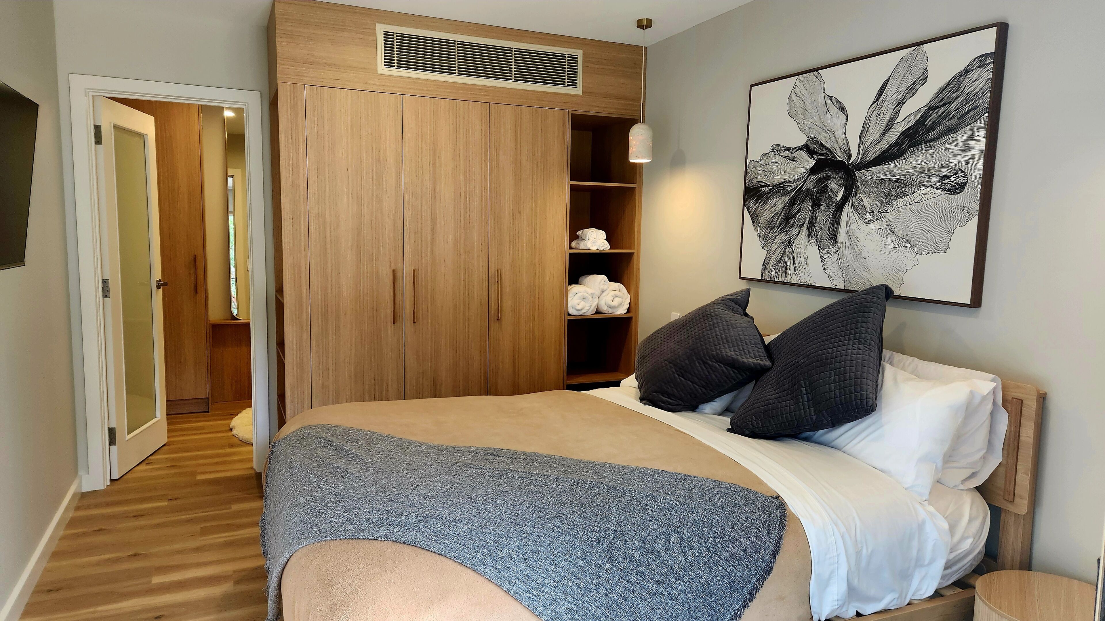 Tabla de planchar con plancha, wifi gratis y ropa de cama 