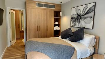 Tabla de planchar con plancha, wifi gratis y ropa de cama