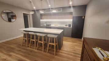 Cafetera y tetera, refrigerador, microondas y horno