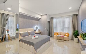 Standard-Apartment, Küche, Stadtblick | Schreibtisch, laptopgeeigneter Arbeitsplatz, Verdunkelungsvorhänge