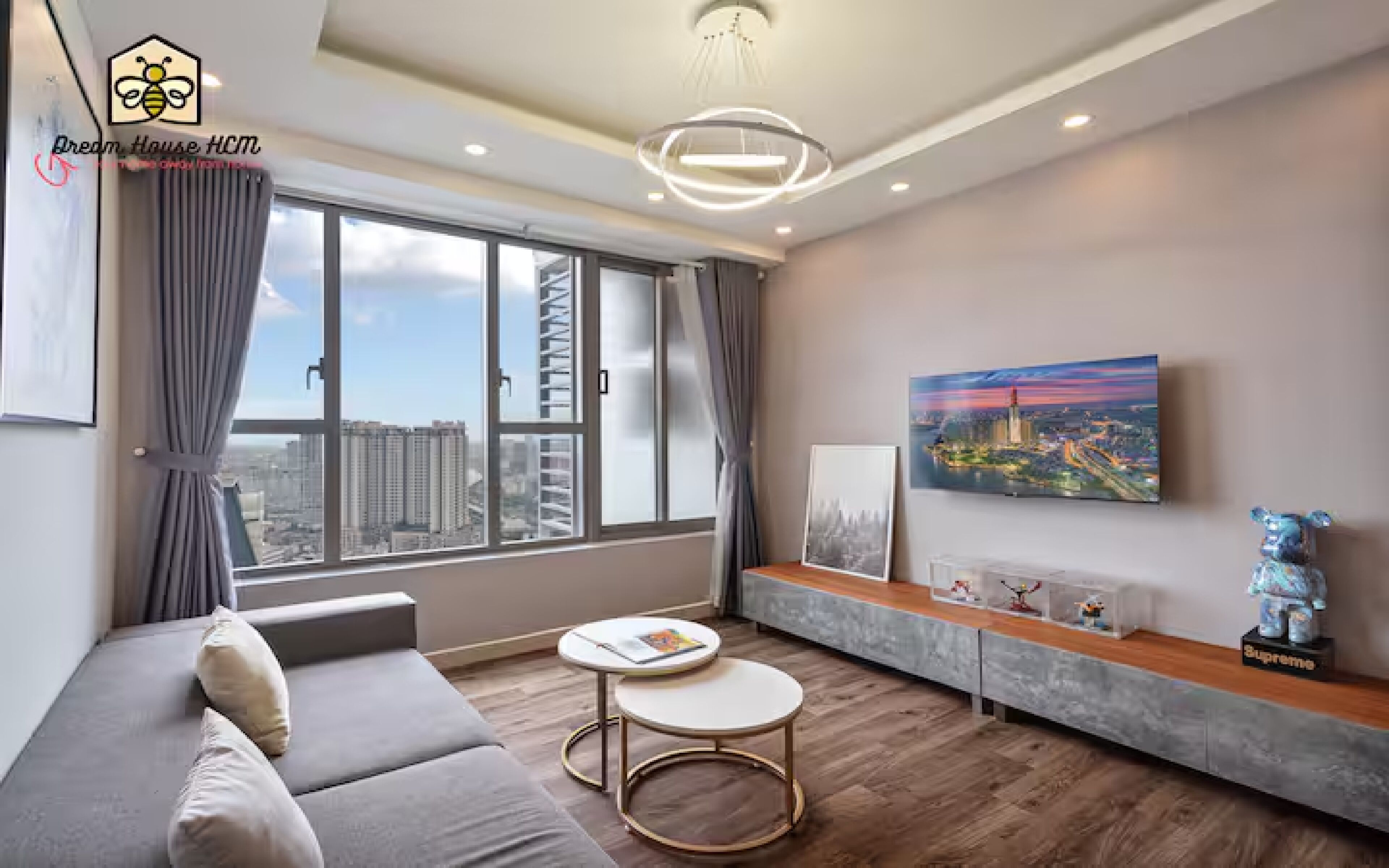 Familienapartment, Küche, Stadtblick | Wohnbereich | 55-Zoll-Smart-TV mit Satellitenempfang