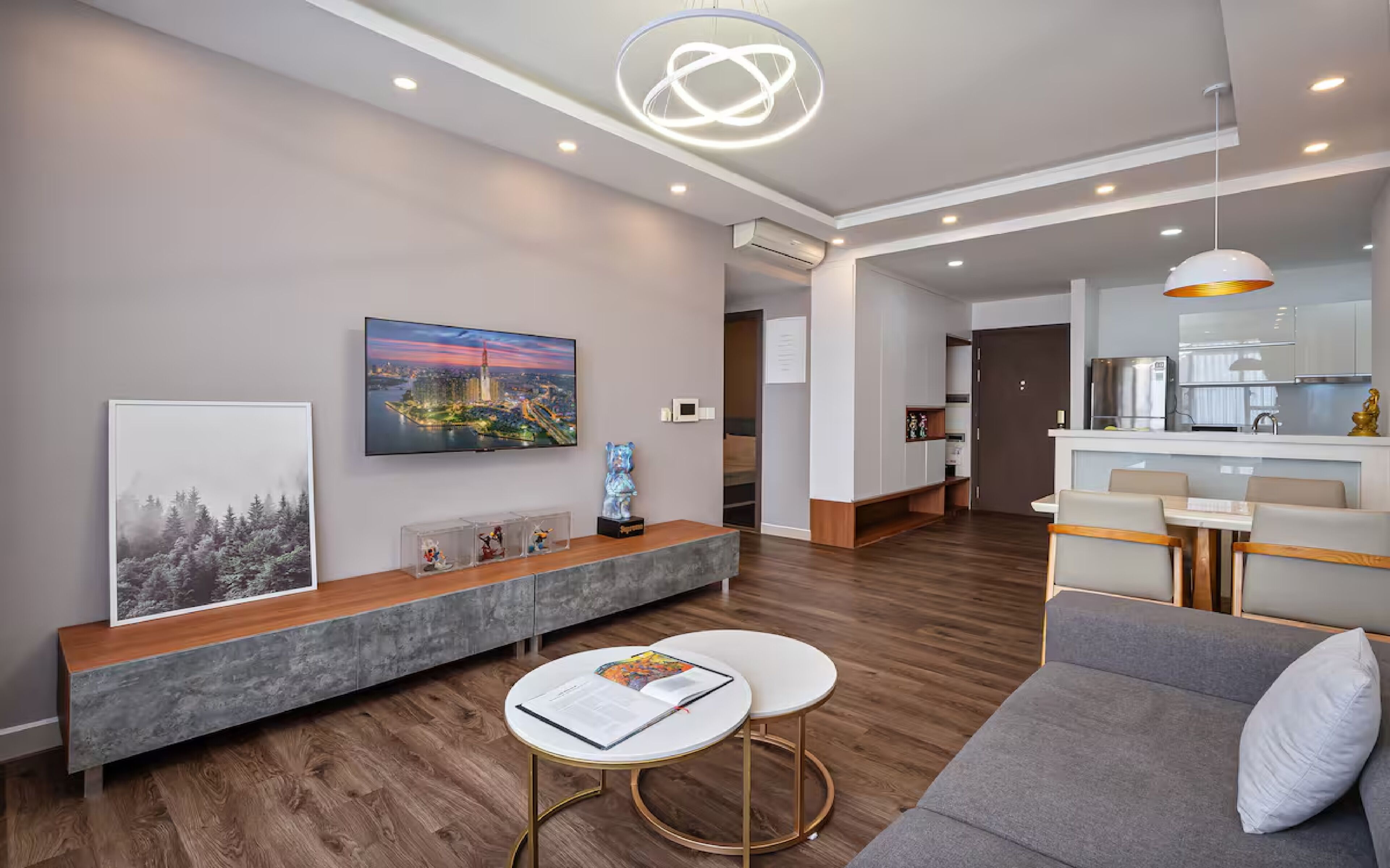 Familienapartment, Küche, Stadtblick | Wohnbereich | 55-Zoll-Smart-TV mit Satellitenempfang