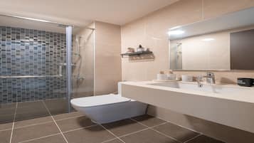 Familienapartment, Küche, Stadtblick | Badezimmer