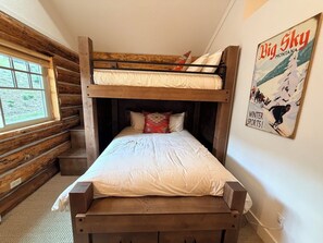 Ein Mehrbettzimmer mit einem Poster an der Wand.