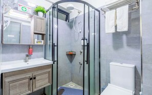 Appartamento Deluxe, balcone, vista città | Bagno | Set di cortesia gratuito, asciugamani, sapone, carta igienica