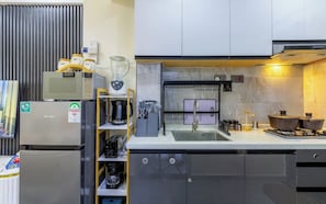 Deluxe-Apartment, Balkon, Stadtblick | Eigene Küche | Großer Kühlschrank, Mikrowelle, Kochgeschirr/Geschirr/Besteck