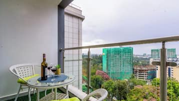 Deluxe appartement, balkon, uitzicht op de stad | Buiten dineren