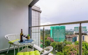 Appartamento Deluxe, balcone, vista città | Ristorazione all'aperto