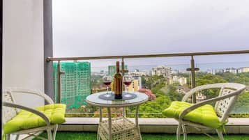 Deluxe appartement, balkon, uitzicht op de stad | Buiten dineren