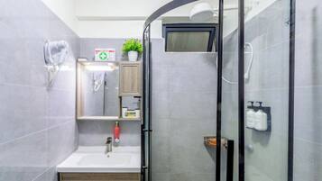 Deluxe appartement, balkon, uitzicht op de stad | Badkamer | Gratis toiletartikelen, handdoeken, zeep, toiletpapier