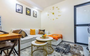Deluxe-Apartment, Balkon, Stadtblick | Wohnbereich