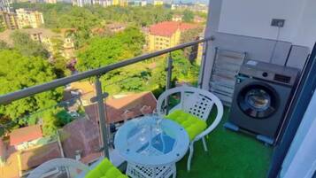 Deluxe-Apartment, Balkon, Stadtblick | Speisen im Freien