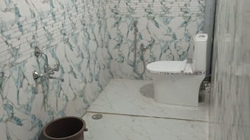 Klassieke kamer, 1 twee- of 2 eenpersoonsbedden | Badkamer | Een aparte badkuip en douche, handdoeken