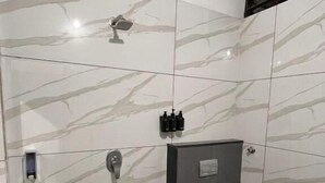 Ein Badezimmer mit Toilette, Waschbecken und Dusche.