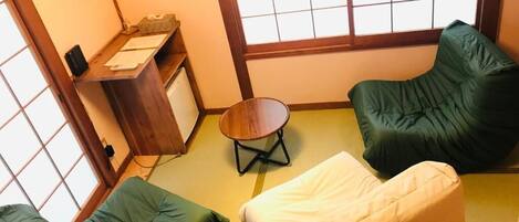 Dormitorio compartido básico, vistas al patio | Interior