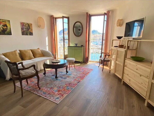 Living area - Vrbo Property (La Ciotat)