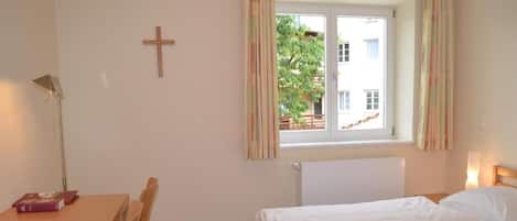Quarto casal, 1 cama de casal, vista para o jardim | Escrivaninha, Wi-Fi de cortesia