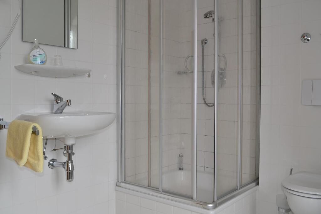 Een douche, een haardroger, handdoeken