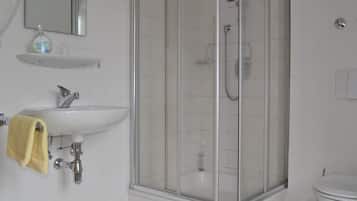 Een douche, een haardroger, handdoeken