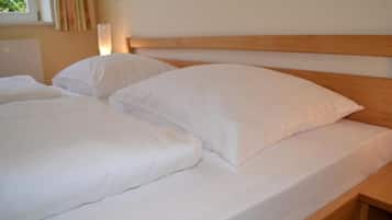 Doppelzimmer, 1 Doppelbett, Gartenblick | Schreibtisch, kostenloses WLAN