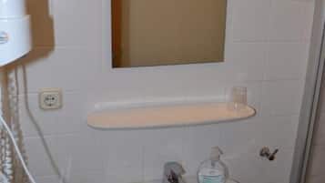 Shower, pengering rambut, dan handuk