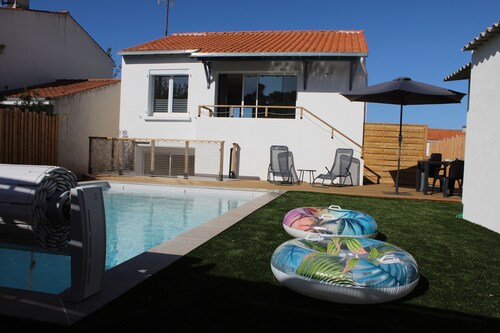 Charm & Relaxation : Family home with heated pool