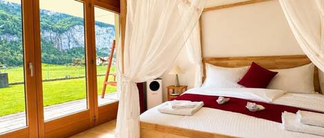 6 bedrooms, iron/ironing board, travel crib, free WiFi