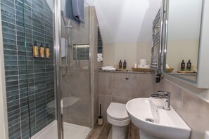 Chalet | Bathroom | Free toiletries, hair dryer, towels, soap