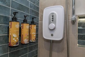 Free toiletries, hair dryer, towels, soap - Narrow Water Lodges (Omeath)