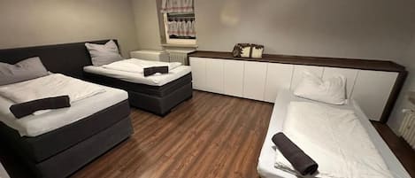 4 bedrooms, iron/ironing board, WiFi, bed sheets