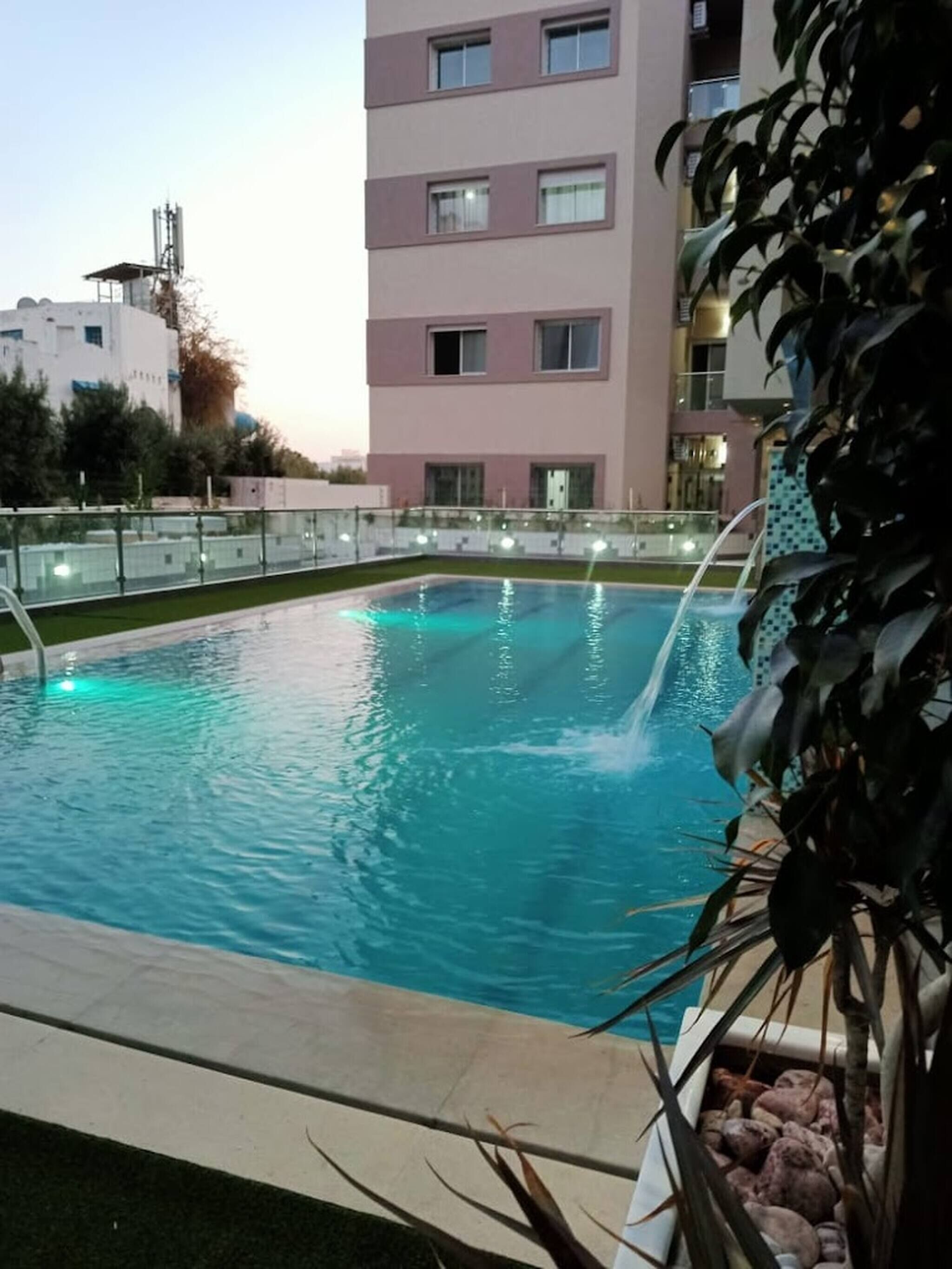 Una piscina al aire libre
