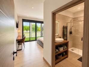 A modern bathroom with a glass shower, a sink, and a mirror. - Le Chesterfield - 4 suites with private Jacuzzi at Domaine de Giverzac (Domme)