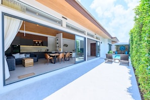 A modern house with a dining area, kitchen, and a pool. - Belle Vie Villa – Stylish Private Pool Retreat in Koh Samui (Bo Put)