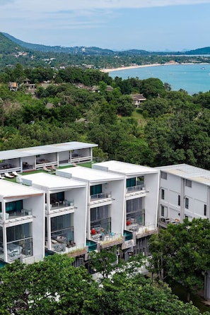 A modern resort with multiple white buildings, outdoor seating, and a view of the sea. - Master Peak Villa (J3) 5-bedrooms Near Beach (Tambon Bo Put)