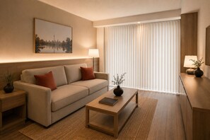 Ein modernes Wohnzimmer mit einer Couch, einem Couchtisch und einem Bild an der Wand.