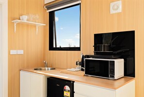 Private kitchen - Kookaburra Retreat by Tiny Away (Arcadia)