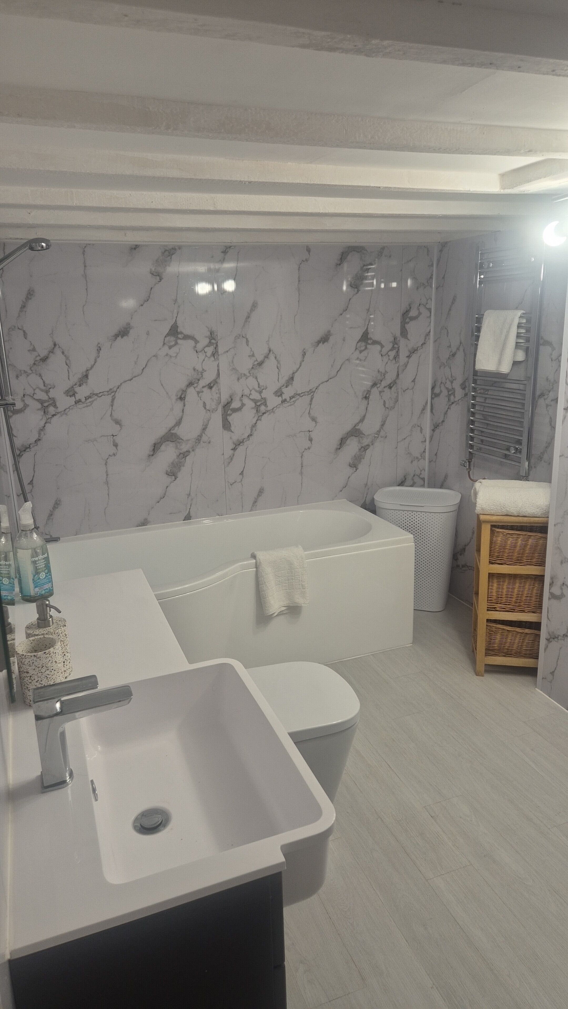 Secadora de cabello, toallas, jabón, papel de baño 