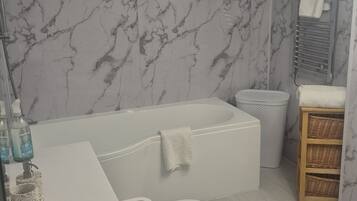 Secadora de cabello, toallas, jabón, papel de baño