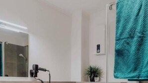 A modern bathroom with a glass shower enclosure, a white sink, and a toilet. - Pascals Ruhestube (Mörsdorf)