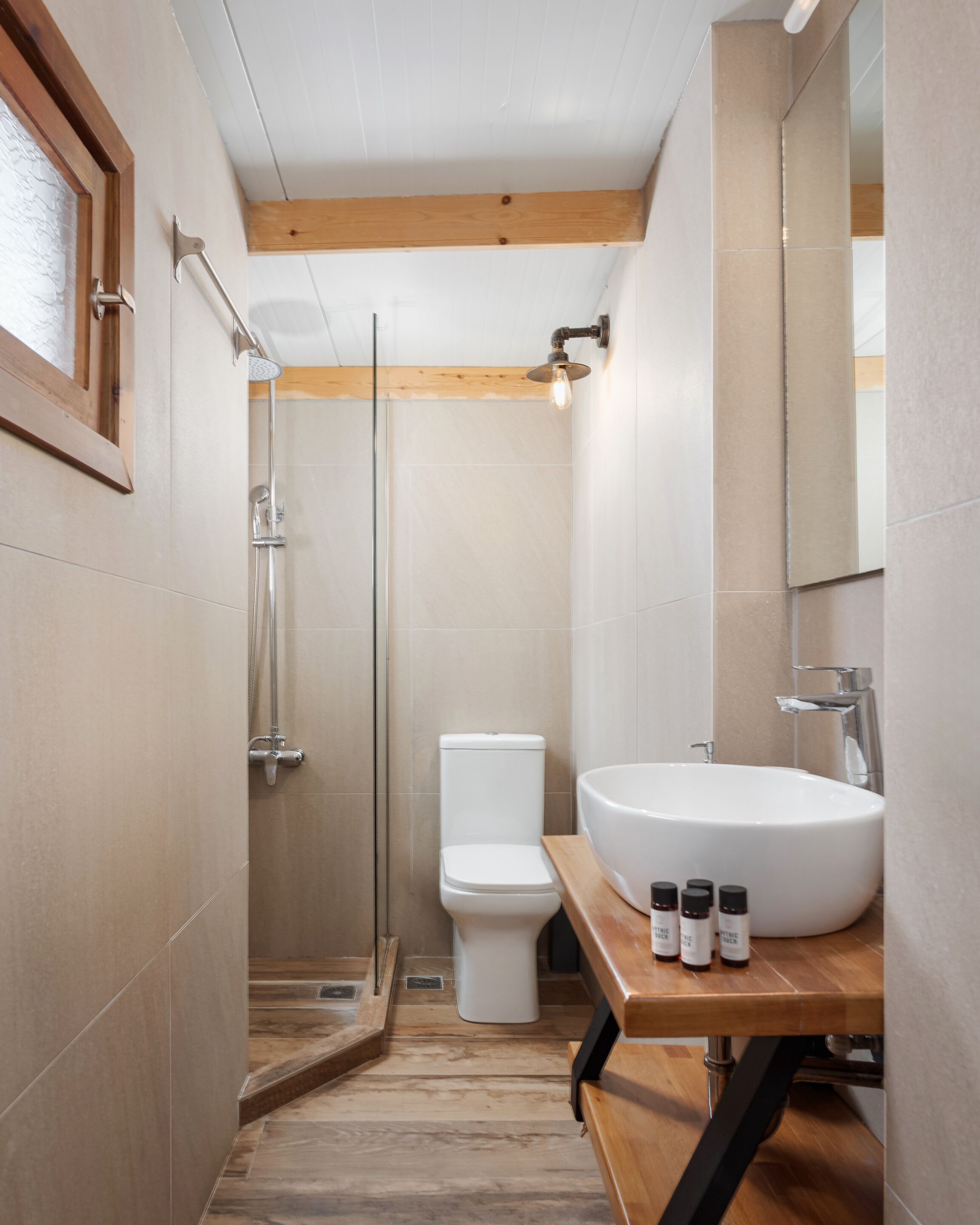 Junior Suite, Balcony | Bathroom | Eco-friendly toiletries, hair dryer, towels, soap